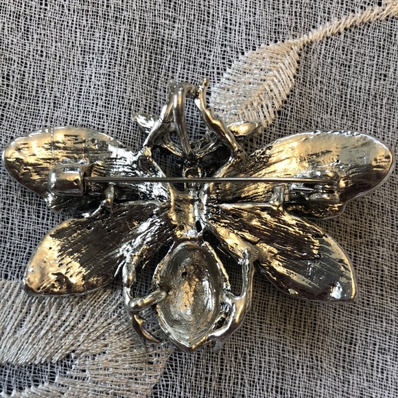 Dazzling Bumble Bee Brooch - Picture 5 of 9